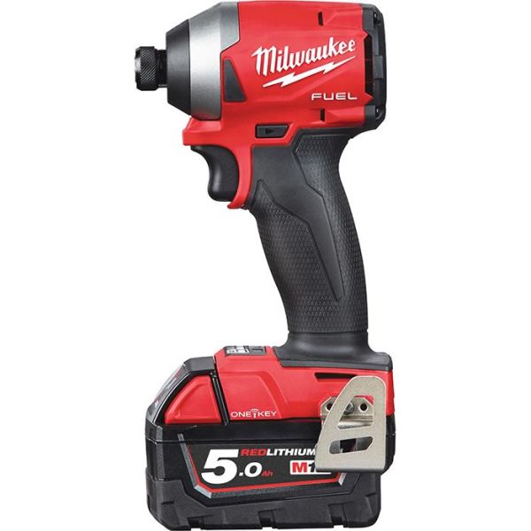 Milwaukee M18 ONEID2-502X Slagskrutrekker med 5,0Ah-batterier og lader
