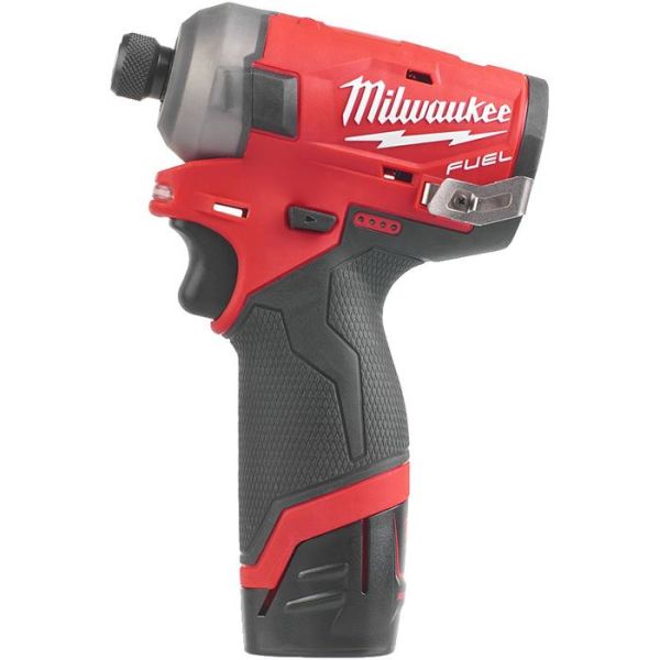 Milwaukee M12 FQID-202X Slagskrutrekker med 2,0Ah-batterier og lader